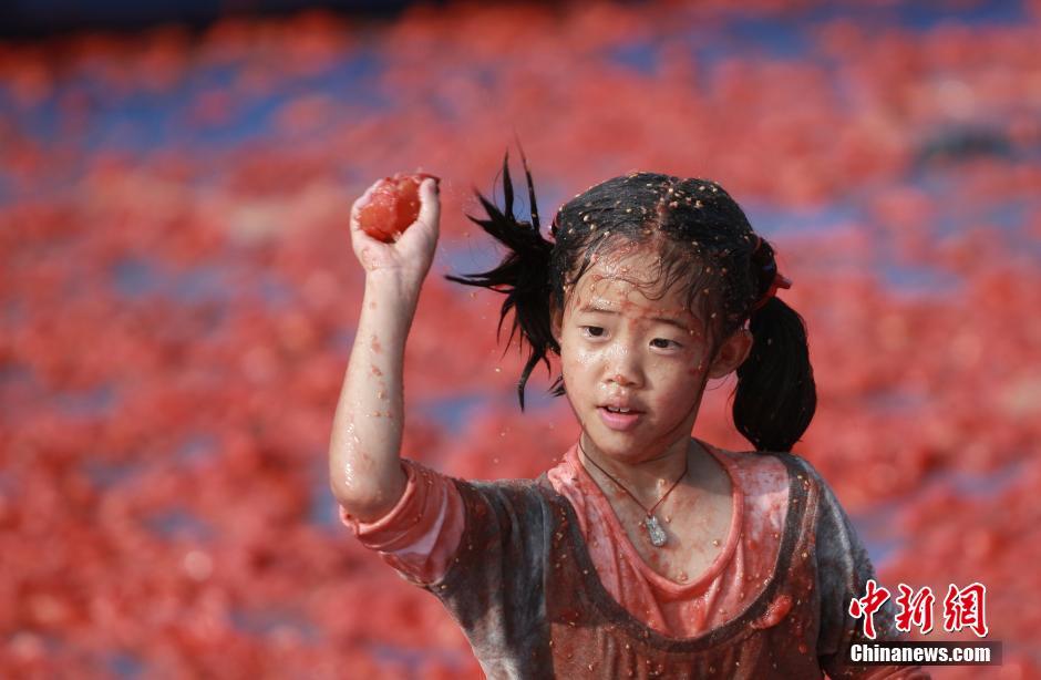 長沙上演“西紅柿大戰(zhàn)”場面火爆