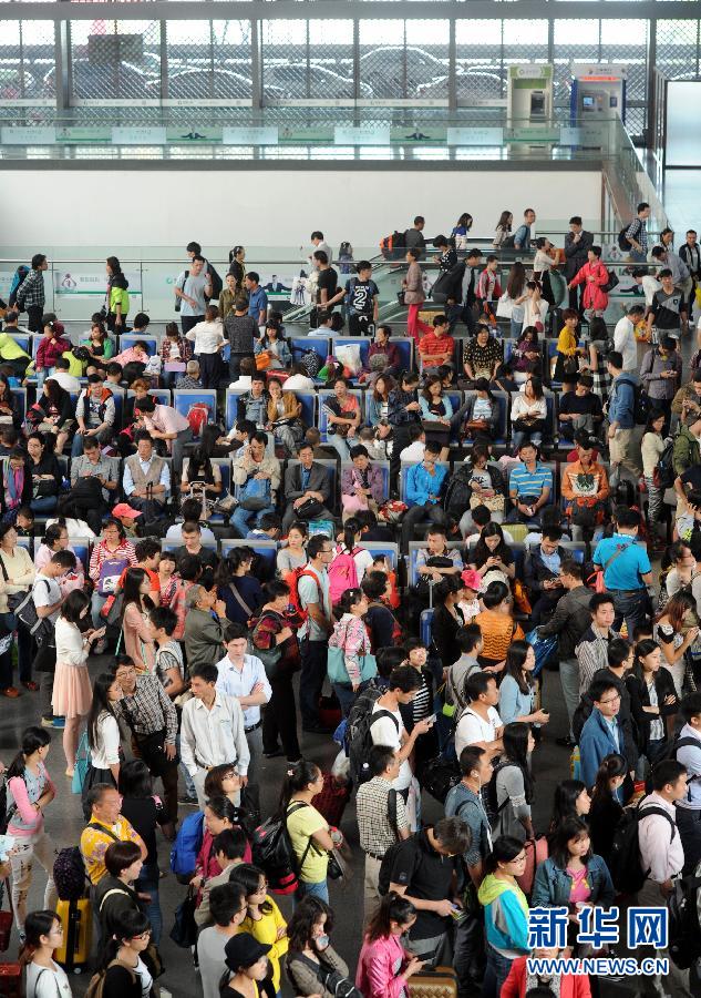 10月6日，旅客在蘇州火車站候車大廳等候乘車。