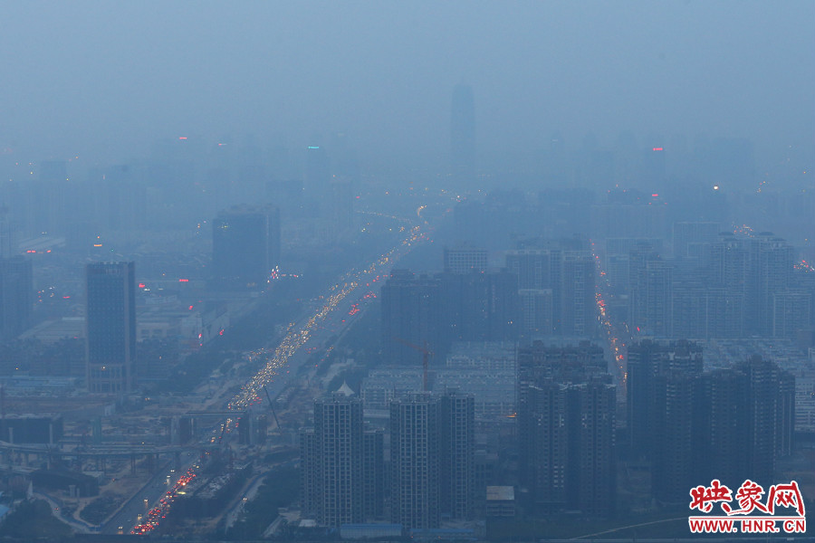 18：07鄭州被霧霾包裹著，不遠處的建筑隱約可見。