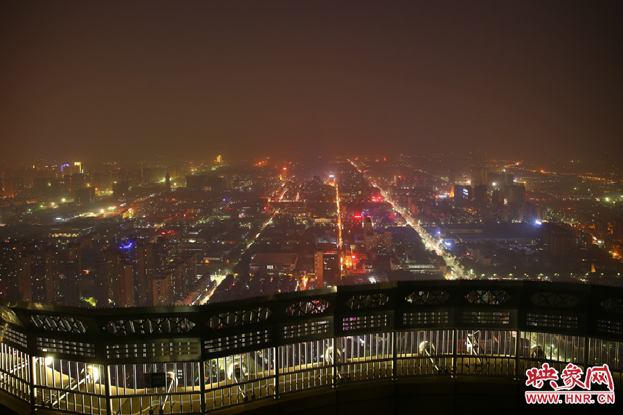 18：40鄭州沉浸在一片霧霾中，都市的燈光霧蒙蒙的，夜空看不到月亮的蹤跡。