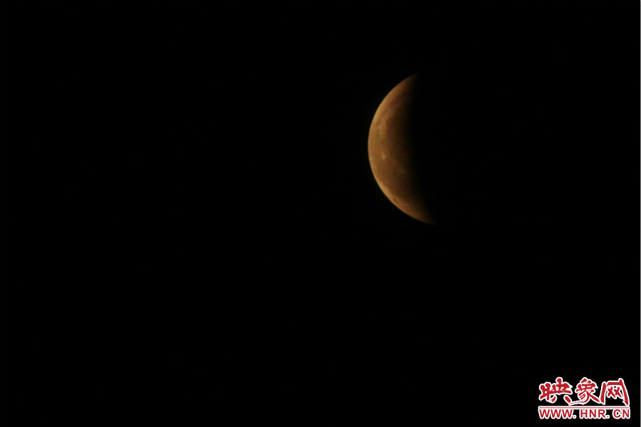 19：47夜風吹散了霧霾，月亮漸露芳容。