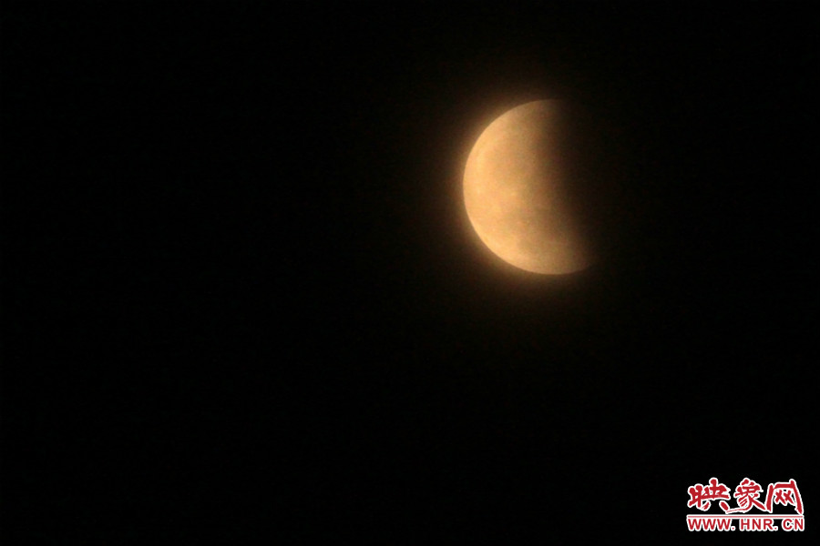 20：11夜空依然能見度很低，月亮看起來總是霧蒙蒙的。