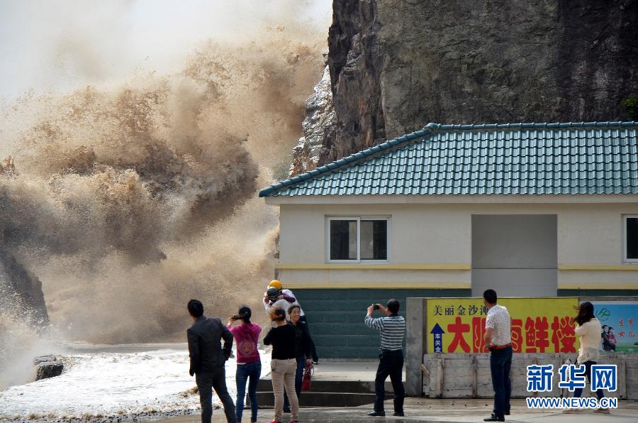 10月12日，浙江省溫嶺市石塘鎮(zhèn)海域出現(xiàn)大浪。