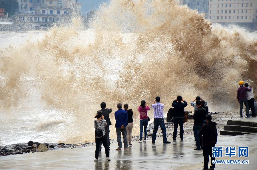 10月12日，人們?cè)谡憬貛X市石塘鎮(zhèn)觀看大浪。