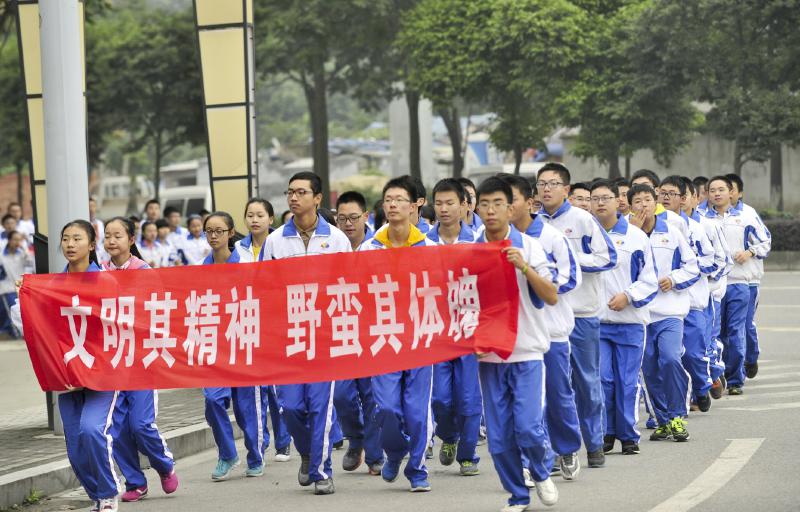 10月14日，成都七中萬達學校實行三年跑六百公里才能畢業(yè)，現(xiàn)場學生開始長跑。