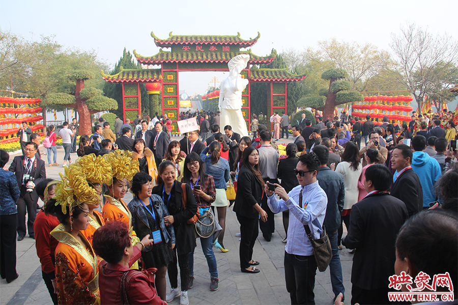 與會領(lǐng)導(dǎo)與嘉賓入園賞菊。