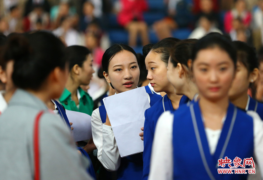 南航在鄭招百名空姐空少 全國(guó)千余帥哥美女應(yīng)試