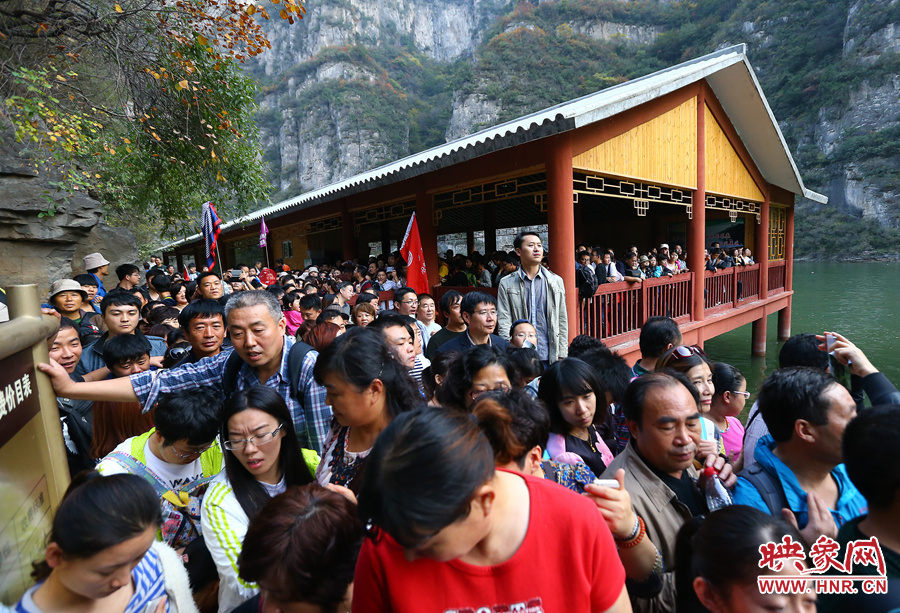 由于長時間擁擠不動，導致游客產(chǎn)生了焦躁的情緒