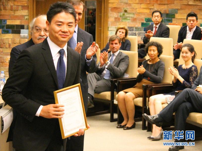 劉強(qiáng)東巴塞羅那領(lǐng)獎 “奶茶妹妹”陪同亮相