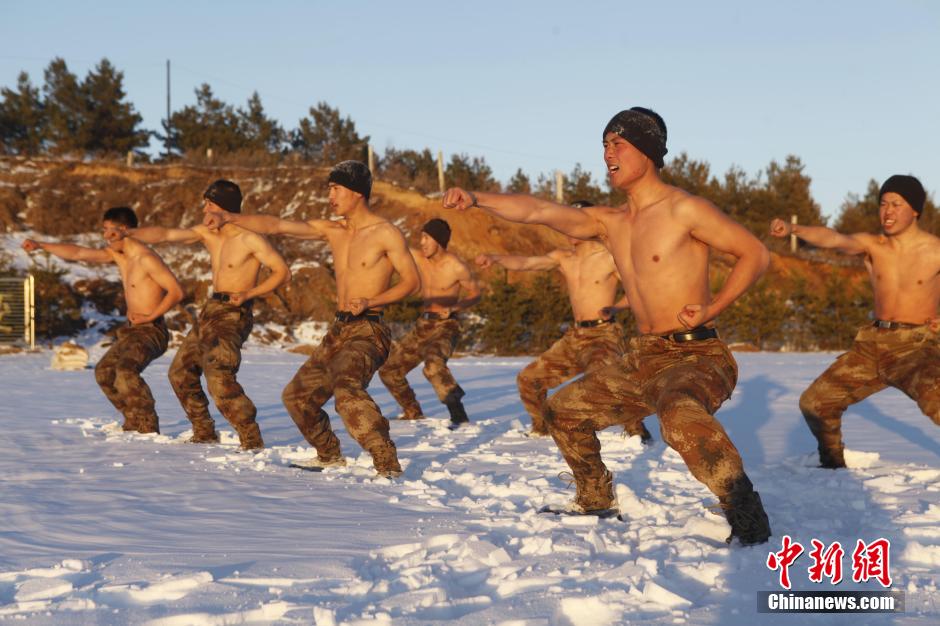 邊防官兵零下10度赤膊進(jìn)行雪浴抗寒訓(xùn)練