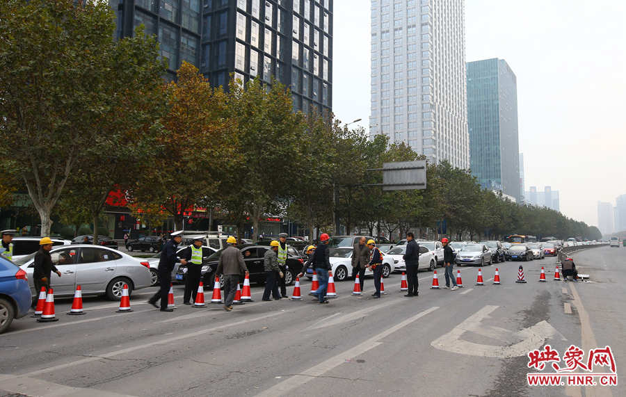 早上高峰期到來前，交警和工作人員設(shè)置道路引導(dǎo)警示樁