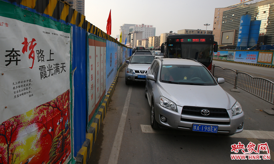 每條路的路口都?jí)嚎s成雙車道，大大減緩了汽車通行速度