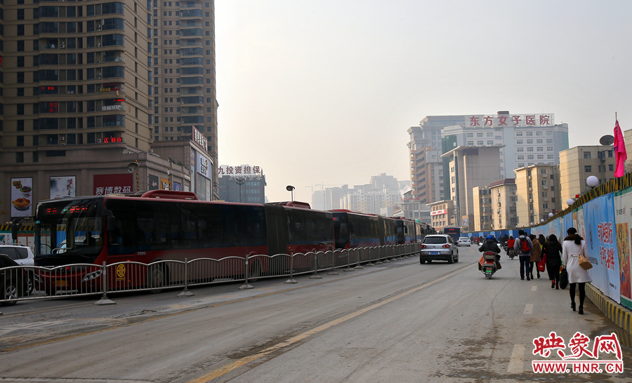 未來路道路兩邊施工，行人和非機(jī)動(dòng)在機(jī)動(dòng)車道路上通行