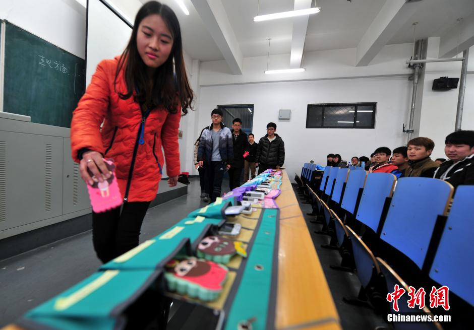 河北一大學(xué)拒絕“課堂低頭族” 學(xué)生上課“人機(jī)分離”