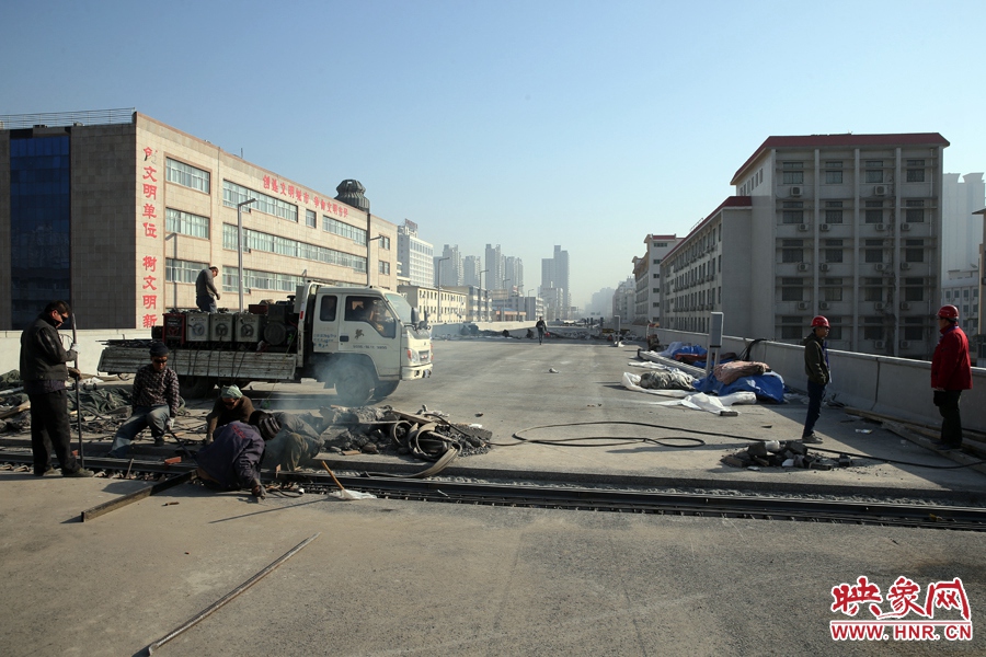 由西向東方向，嵩山南路出口以東，仍在緊張施工中。