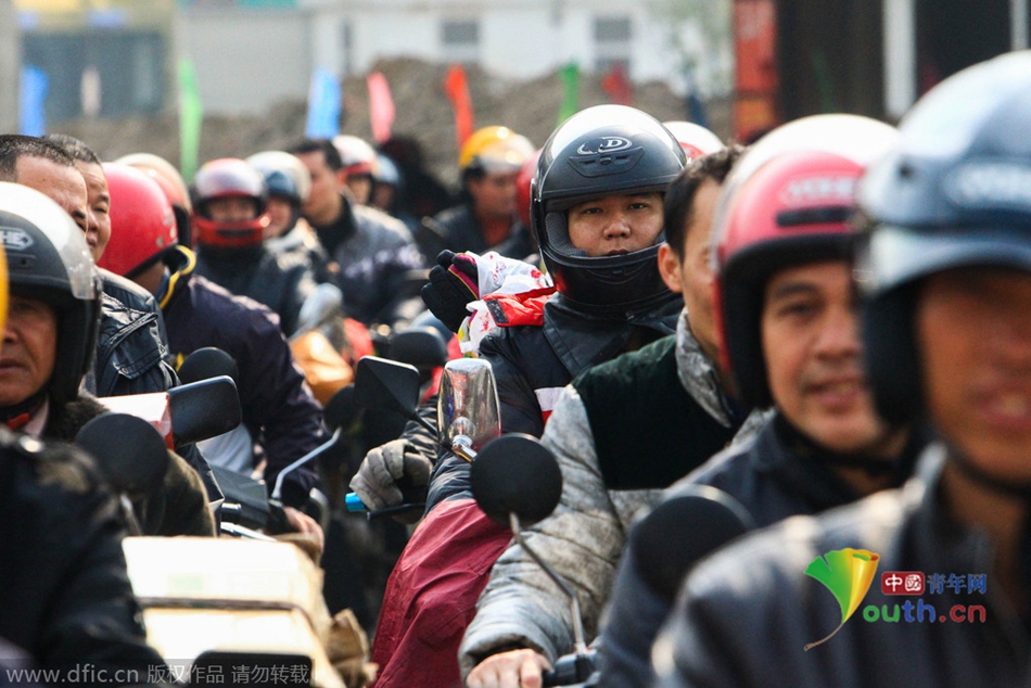 2015年2月10日，廣東佛山，順德龍山加油站為返鄉(xiāng)摩托車免費加油。