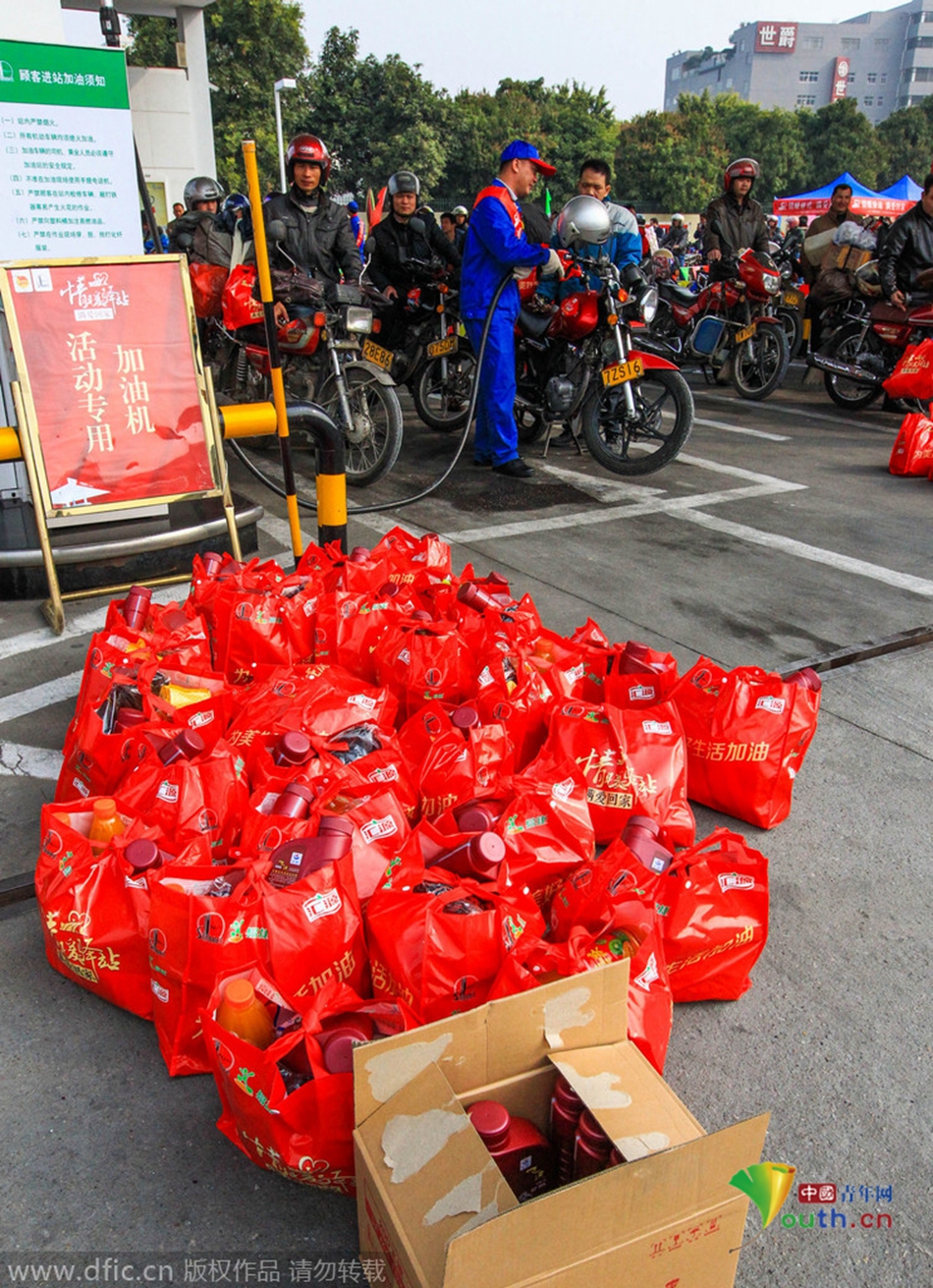 2015年2月10日，廣東佛山，順德龍山加油站為返鄉(xiāng)摩托車免費加油。