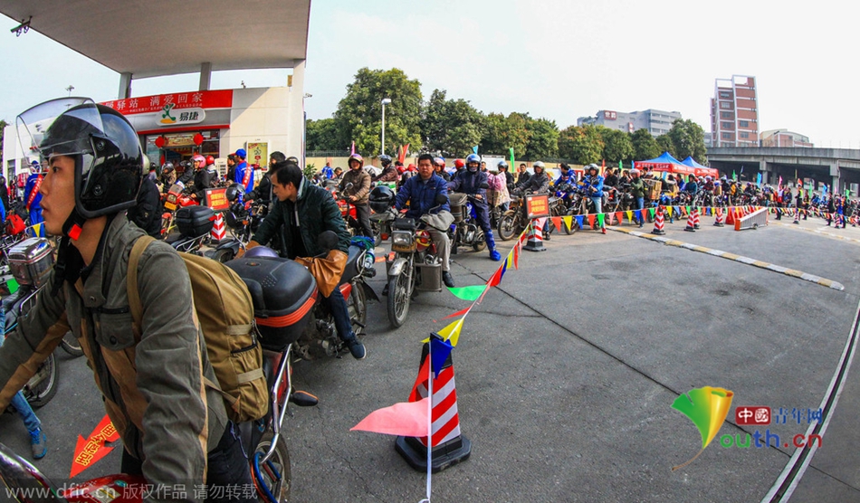 2015年2月10日，廣東佛山，順德龍山加油站為返鄉(xiāng)摩托車免費加油。