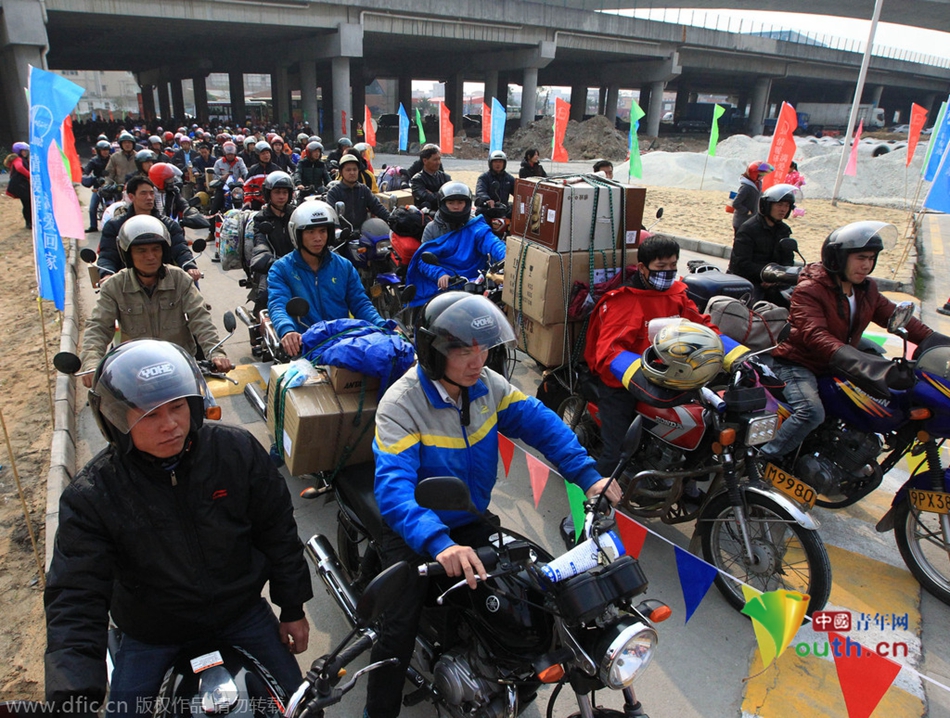 2015年2月10日，廣東佛山，順德龍山加油站為返鄉(xiāng)摩托車免費加油。