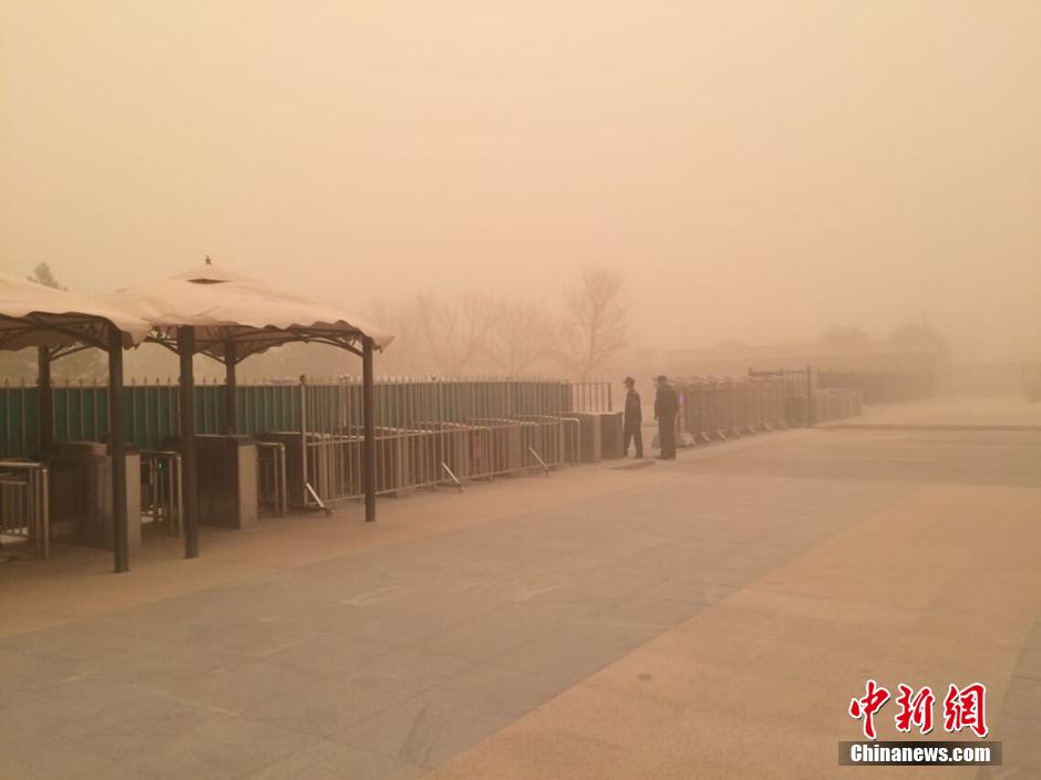 甘肅敦煌遭遇強(qiáng)沙塵暴天氣 黃沙遮天蔽日