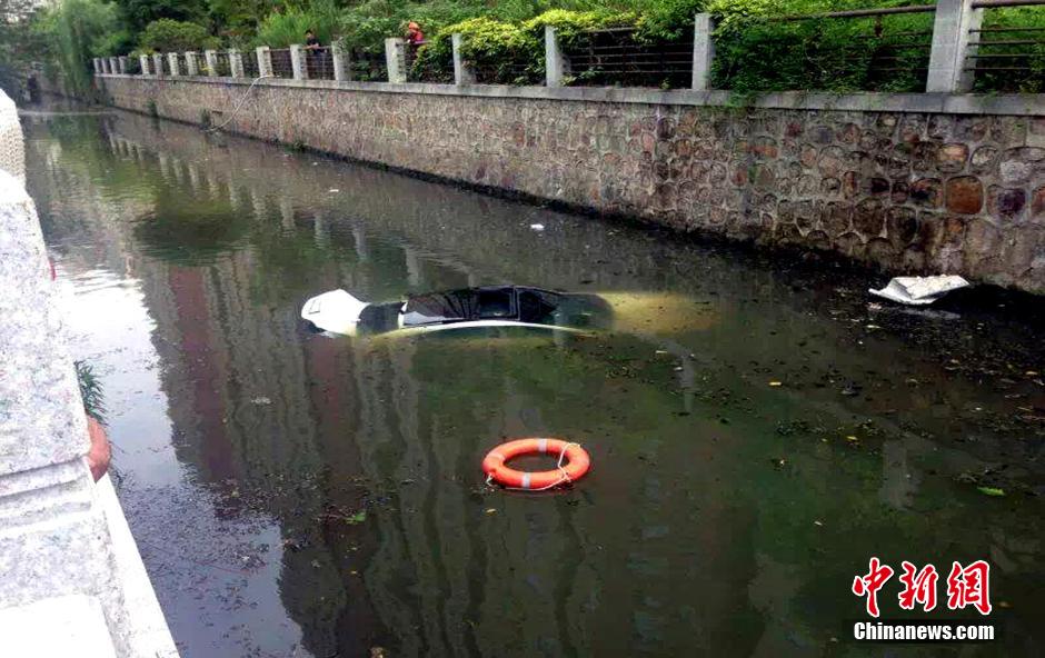 江蘇無(wú)錫一汽車沖進(jìn)河道 女司機(jī)爬窗逃生