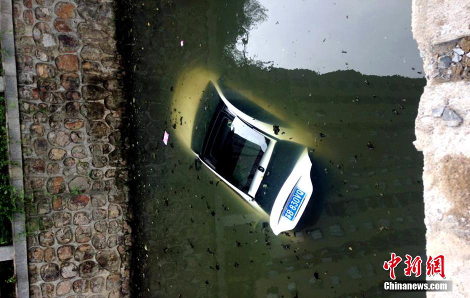 江蘇無(wú)錫一汽車沖進(jìn)河道 女司機(jī)爬窗逃生