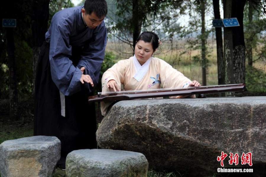 在校園里撫琴的“神雕俠侶”。