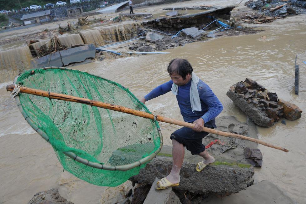 貴州雷山遭暴雨襲擊 村民在洪水中淡定撈魚