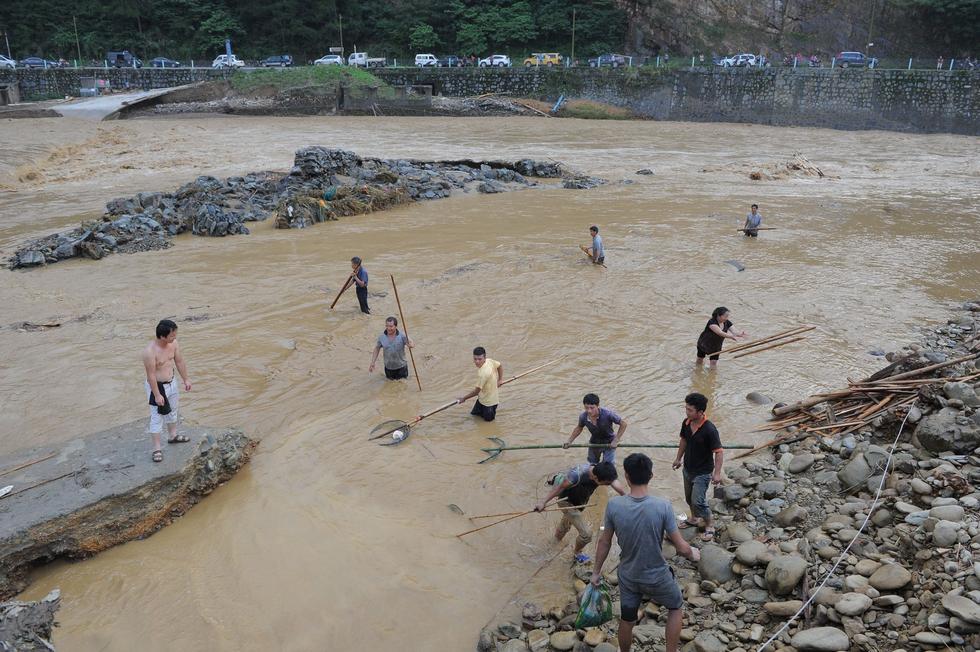 貴州雷山遭暴雨襲擊 村民在洪水中淡定撈魚