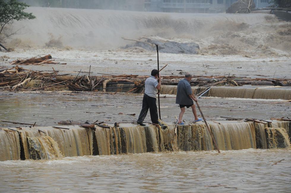 貴州雷山遭暴雨襲擊 村民在洪水中淡定撈魚