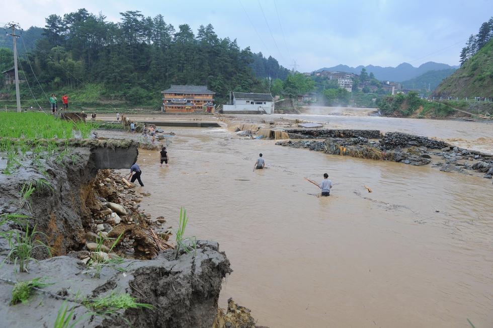 貴州雷山遭暴雨襲擊 村民在洪水中淡定撈魚