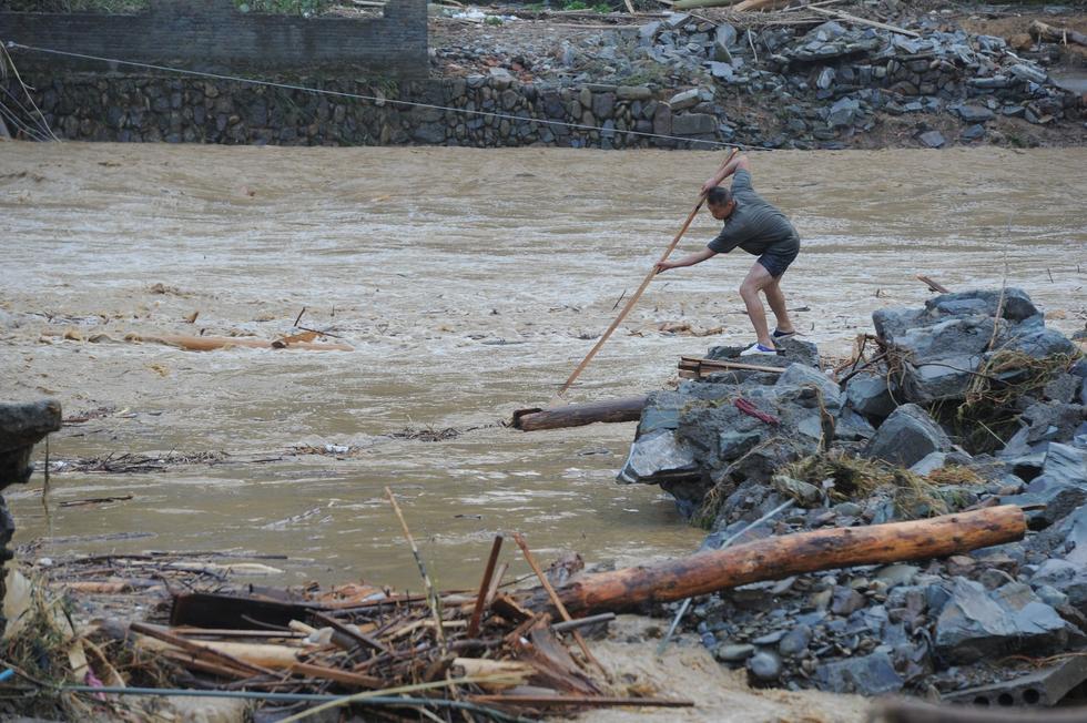 貴州雷山遭暴雨襲擊 村民在洪水中淡定撈魚