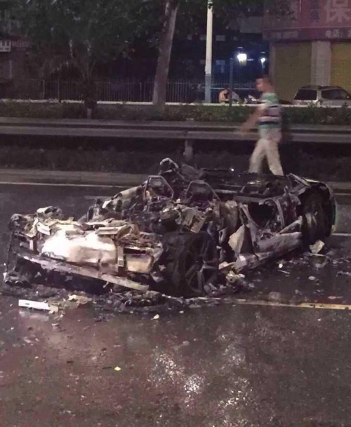 蘭博基尼跑車撞貨車燒成廢鐵 司機(jī)當(dāng)場(chǎng)死亡