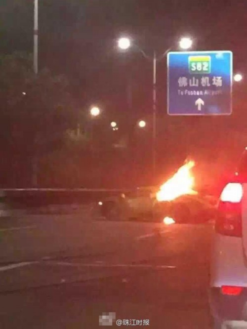 蘭博基尼跑車撞貨車燒成廢鐵 司機(jī)當(dāng)場(chǎng)死亡