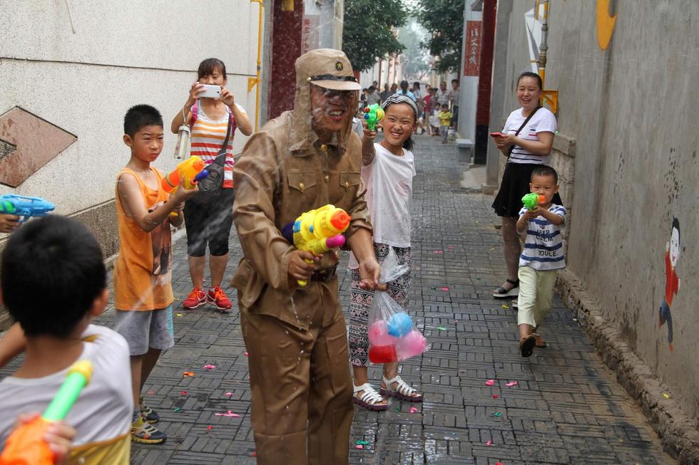 孩子們扮成八路軍手持水槍打鬼子。