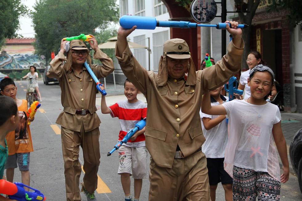 最終幾名鬼子被八路軍制服，被押著游街示眾，以此慶?？谷諔?zhàn)爭勝利70周年。