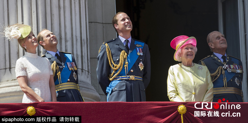 英國女王伊麗莎白二世攜眾王室成員觀看空軍飛行表演。