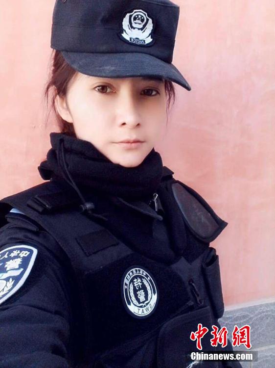 新疆兵團女民警生活照走紅網絡 被譽“最美警花”