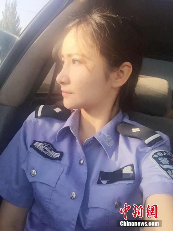 新疆兵團女民警生活照走紅網絡 被譽“最美警花”