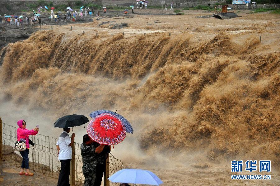 8月2日，游客在山西吉縣黃河壺口瀑布景區(qū)游覽觀瀑。