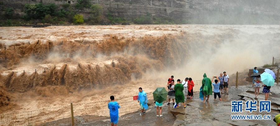 8月2日，游客在山西吉縣黃河壺口瀑布景區(qū)游覽觀瀑。