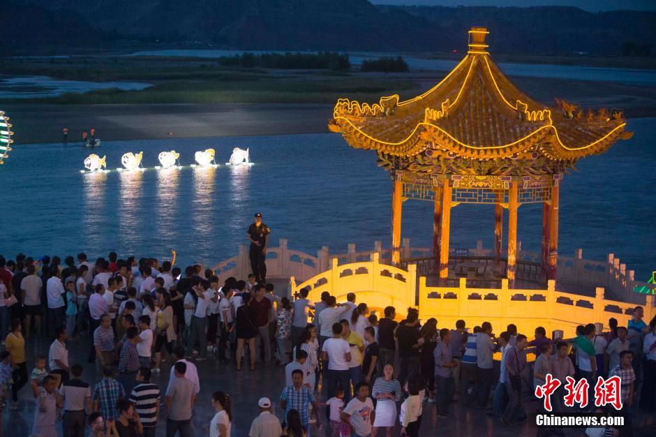 山西忻州市河曲縣舉辦“河燈會(huì)”