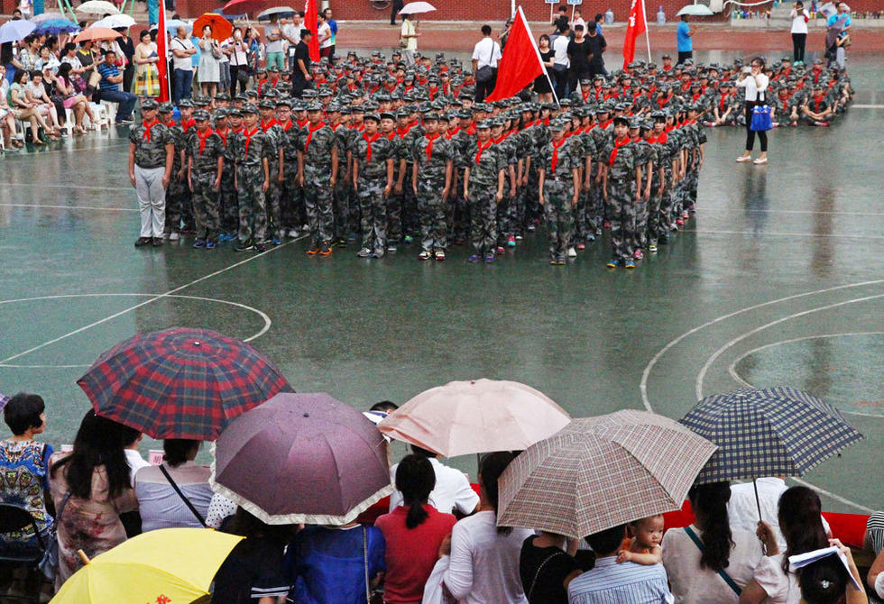 鄭州市，鄭州市第八中學(xué)會(huì)操表演當(dāng)天突降大雨，但是同學(xué)們?cè)谟曛袌?jiān)持完成了會(huì)操表演。