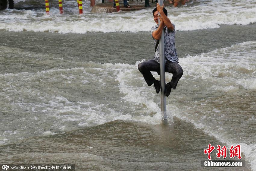 杭州錢塘江珊瑚沙水庫段，兇猛的“鬼王潮”沖上岸來