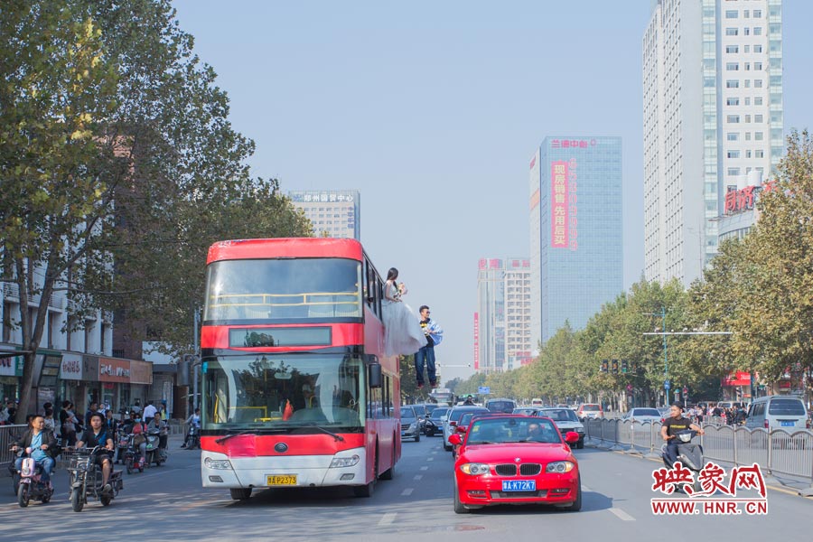 鄭州街頭現(xiàn)懸浮“婚禮” 呼吁摒棄物質(zhì)追求純真愛情