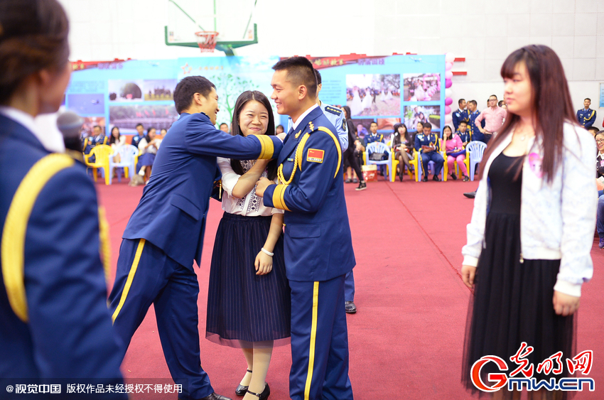 湖北武漢，“嫁人就嫁解放軍”，每年一屆的武漢軍旅姻緣會17日在駐漢空軍某指揮所文化活動中心舉行