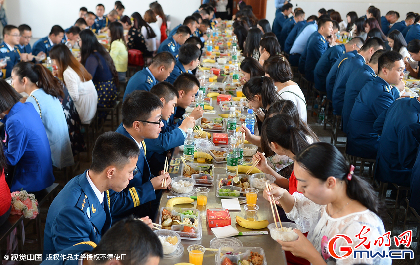 湖北武漢，“嫁人就嫁解放軍”，每年一屆的武漢軍旅姻緣會17日在駐漢空軍某指揮所文化活動中心舉行