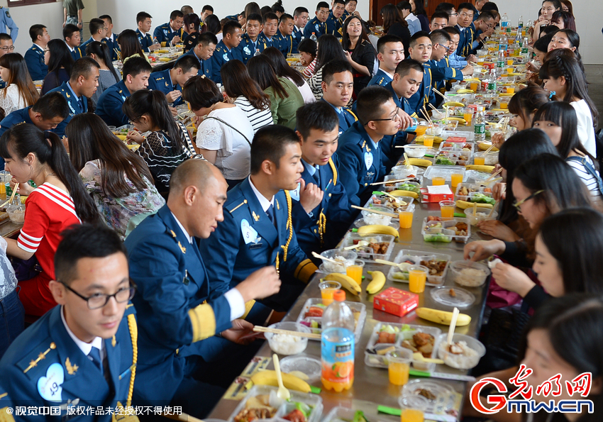 湖北武漢，“嫁人就嫁解放軍”，每年一屆的武漢軍旅姻緣會17日在駐漢空軍某指揮所文化活動中心舉行