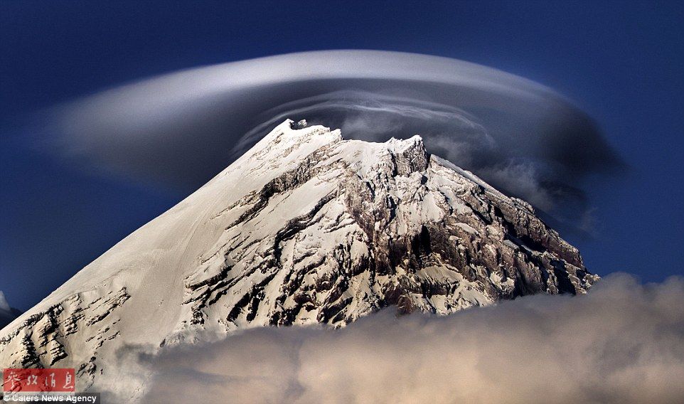 火山上籠罩著類似于外星飛碟形狀的云彩，場景猶如科幻大片。