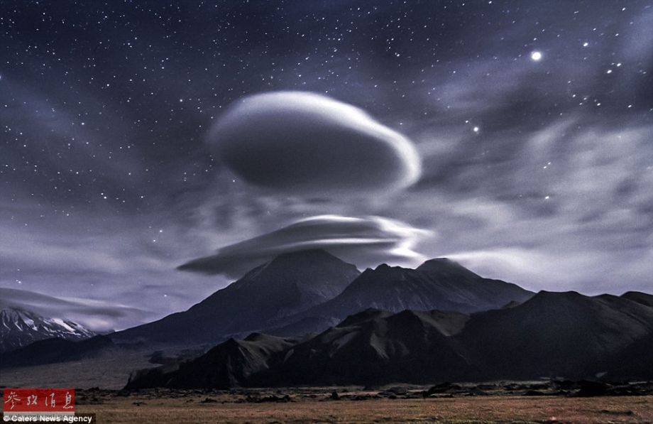 火山上籠罩著類似于外星飛碟形狀的云彩，場景猶如科幻大片。